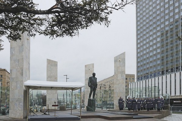 Владимир Путин открыл памятник Евгению Примакову у здания МИД в Москве