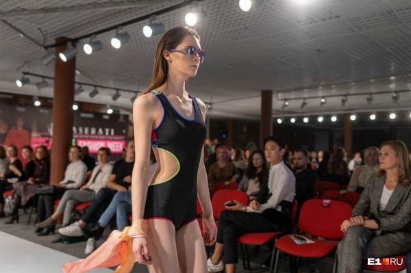 С закрытыми ртами и глазами, но в купальниках: самые яркие образы «Недели моды» в Екатеринбурге С закрытыми ртами и глазами, но в купальниках: самые яркие образы «Недели моды» в Екатеринбурге