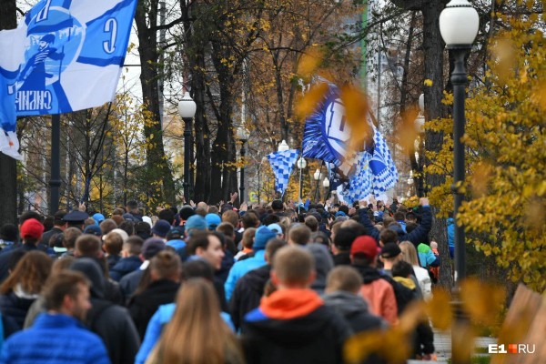Кричалки, файеры и флаги: футбольные фанаты устроили шествие от «Пассажа» до Центрального стадиона