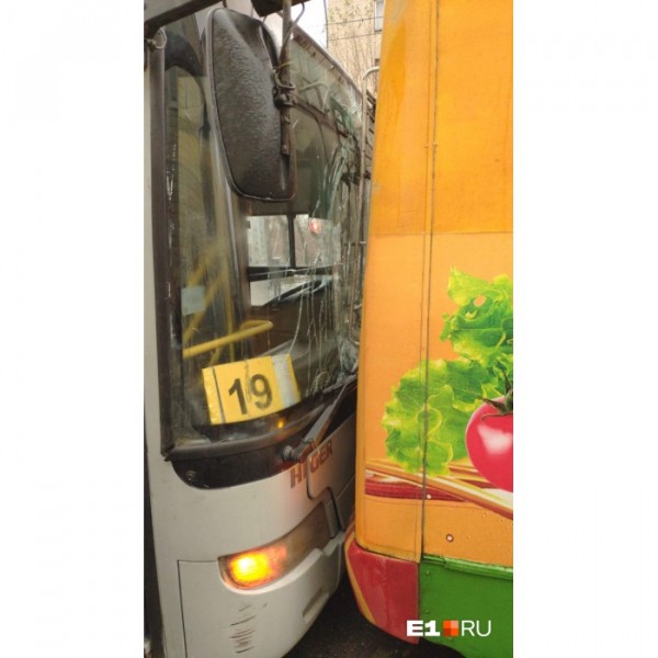 Ледяной апокалипсис: из-за гололеда в Екатеринбурге случились десятки ДТП и не могут сесть самолеты