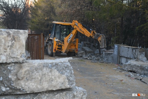 От него почти ничего не осталось: строительная техника разрушила забор дендрария у «Гринвича»