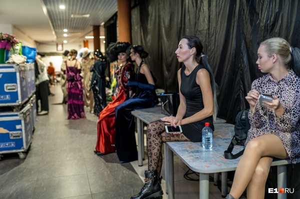 С закрытыми ртами и глазами, но в купальниках: самые яркие образы «Недели моды» в Екатеринбурге С закрытыми ртами и глазами, но в купальниках: самые яркие образы «Недели моды» в Екатеринбурге