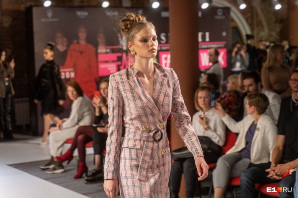 С закрытыми ртами и глазами, но в купальниках: самые яркие образы «Недели моды» в Екатеринбурге С закрытыми ртами и глазами, но в купальниках: самые яркие образы «Недели моды» в Екатеринбурге