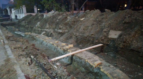 Не тронули только Пушкина: посмотрите, как раскурочили и перекопали площадь в Литературном квартале Не тронули только Пушкина: посмотрите, как раскурочили и перекопали площадь в Литературном квартале