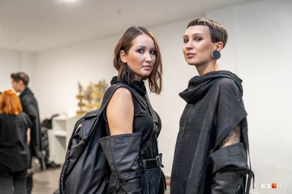 С закрытыми ртами и глазами, но в купальниках: самые яркие образы «Недели моды» в Екатеринбурге С закрытыми ртами и глазами, но в купальниках: самые яркие образы «Недели моды» в Екатеринбурге