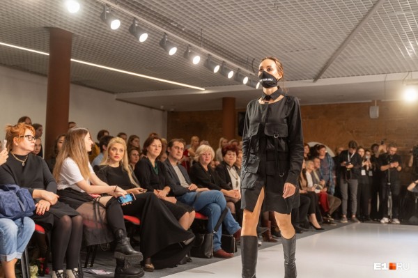 С закрытыми ртами и глазами, но в купальниках: самые яркие образы «Недели моды» в Екатеринбурге С закрытыми ртами и глазами, но в купальниках: самые яркие образы «Недели моды» в Екатеринбурге