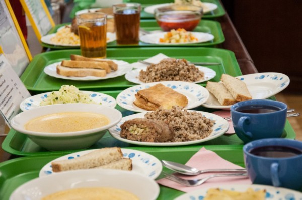 Депутаты предложили сделать обязательным горячее питание школьников Депутаты предложили сделать обязательным горячее питание школьников