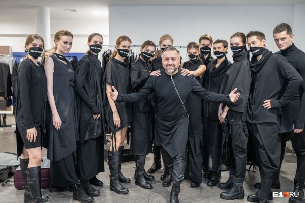 С закрытыми ртами и глазами, но в купальниках: самые яркие образы «Недели моды» в Екатеринбурге С закрытыми ртами и глазами, но в купальниках: самые яркие образы «Недели моды» в Екатеринбурге