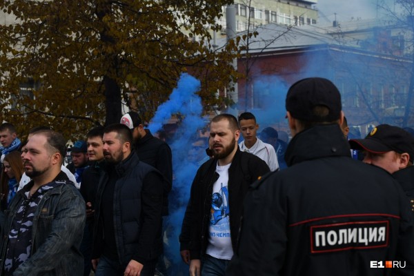 Кричалки, файеры и флаги: футбольные фанаты устроили шествие от «Пассажа» до Центрального стадиона