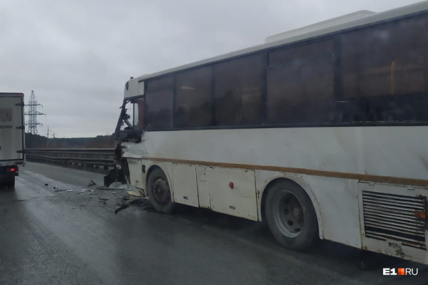 Ледяной апокалипсис: из-за гололеда в Екатеринбурге случились десятки ДТП и не могут сесть самолеты