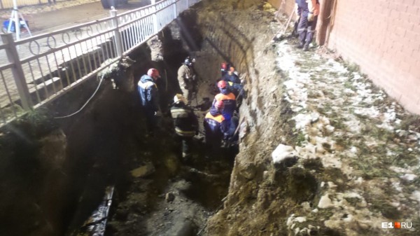 «Откапывают лопатами, не могут добраться»: в Академическом рабочих при замене труб завалило землей «Откапывают лопатами, не могут добраться»: в Академическом рабочих при замене труб завалило землей