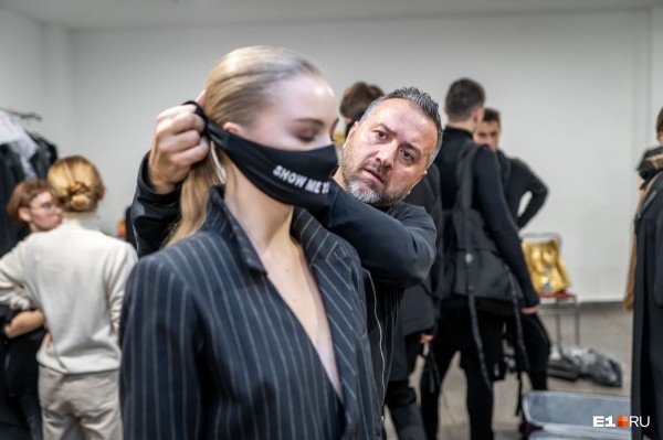 С закрытыми ртами и глазами, но в купальниках: самые яркие образы «Недели моды» в Екатеринбурге С закрытыми ртами и глазами, но в купальниках: самые яркие образы «Недели моды» в Екатеринбурге