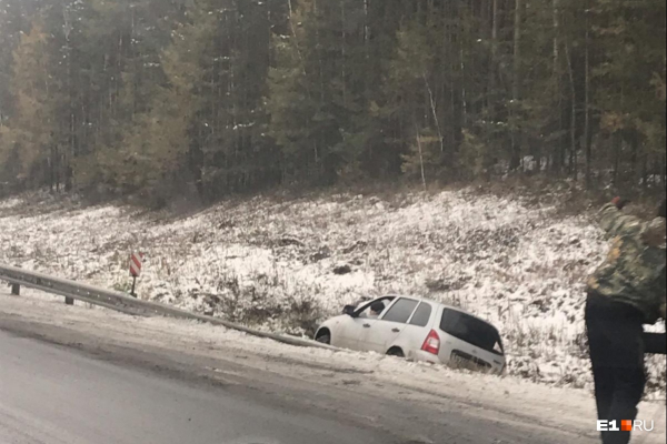 Ледяной апокалипсис: из-за гололеда в Екатеринбурге случились десятки ДТП и не могут сесть самолеты