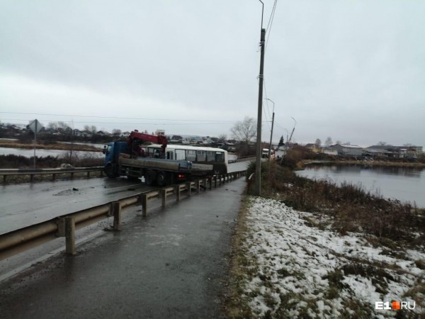 Ледяной апокалипсис: из-за гололеда в Екатеринбурге случились десятки ДТП и не могут сесть самолеты