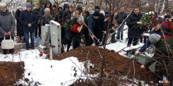 Гроб завалили цветами: в Каменске-Уральском похоронили Ксению Каторгину, убитую из-за Audi