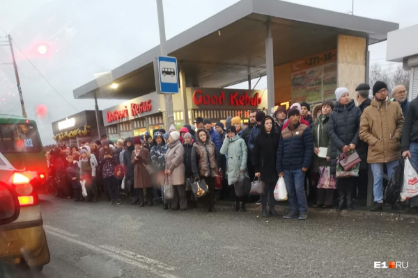 Ледяной апокалипсис: из-за гололеда в Екатеринбурге случились десятки ДТП и не могут сесть самолеты