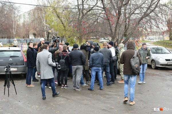 «Стеной проходим территорию, ворошим тряпки»: волонтеры ищут пропавшую Ксению Каторгину