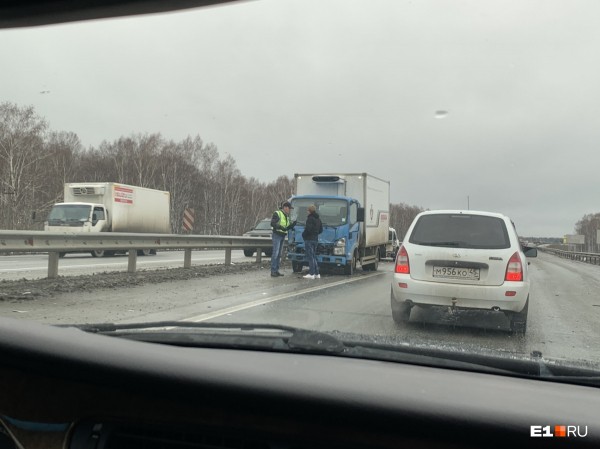 Ледяной апокалипсис: из-за гололеда в Екатеринбурге случились десятки ДТП и не могут сесть самолеты