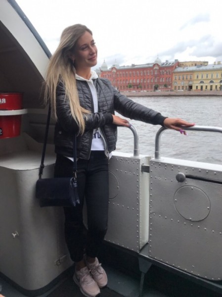 «Стеной проходим территорию, ворошим тряпки»: волонтеры ищут пропавшую Ксению Каторгину