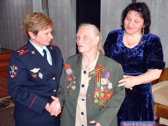 Ветерана свердловского ГУВД, прошедшую войну, поздравили с 95-летием Ветерана свердловского ГУВД, прошедшую войну, поздравили с 95-летием