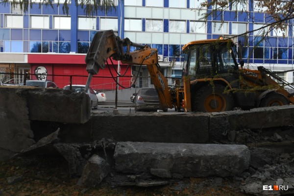 От него почти ничего не осталось: строительная техника разрушила забор дендрария у «Гринвича»