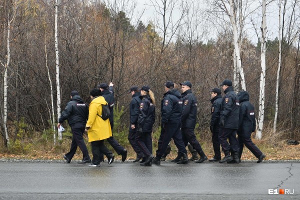 «Стеной проходим территорию, ворошим тряпки»: волонтеры ищут пропавшую Ксению Каторгину
