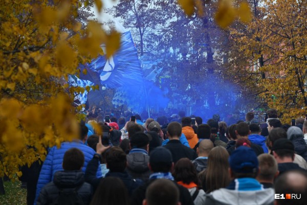 Кричалки, файеры и флаги: футбольные фанаты устроили шествие от «Пассажа» до Центрального стадиона