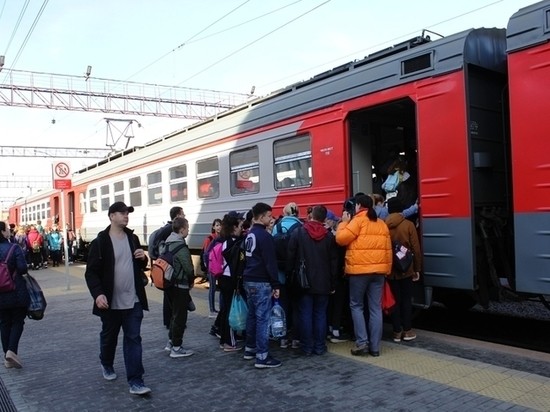 Ради свердловских школьников назначили дополнительные электрички