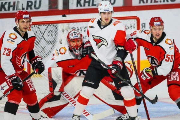 Хоккей: «Автомобилист» уступил омскому «Авангарду» Хоккей: «Автомобилист» уступил омскому «Авангарду»