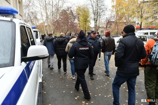 «Стеной проходим территорию, ворошим тряпки»: волонтеры ищут пропавшую Ксению Каторгину