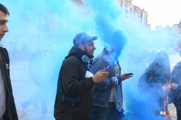 Кричалки, файеры и флаги: футбольные фанаты устроили шествие от «Пассажа» до Центрального стадиона