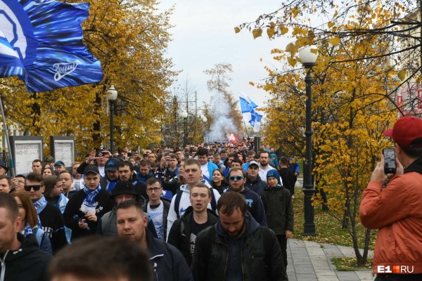Кричалки, файеры и флаги: футбольные фанаты устроили шествие от «Пассажа» до Центрального стадиона