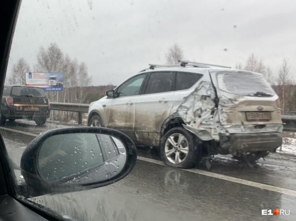 Ледяной апокалипсис: из-за гололеда в Екатеринбурге случились десятки ДТП и не могут сесть самолеты