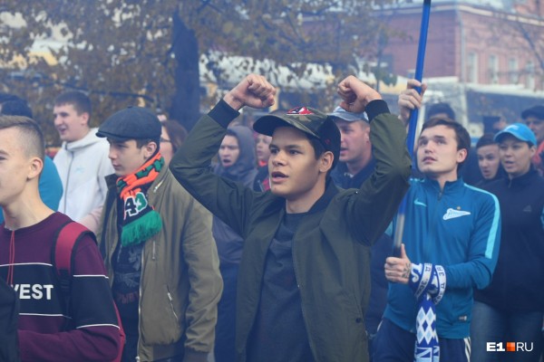 Кричалки, файеры и флаги: футбольные фанаты устроили шествие от «Пассажа» до Центрального стадиона