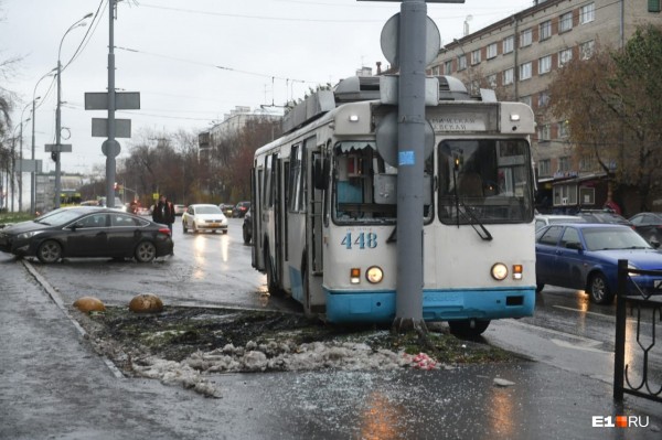 Ледяной апокалипсис: из-за гололеда в Екатеринбурге случились десятки ДТП и не могут сесть самолеты