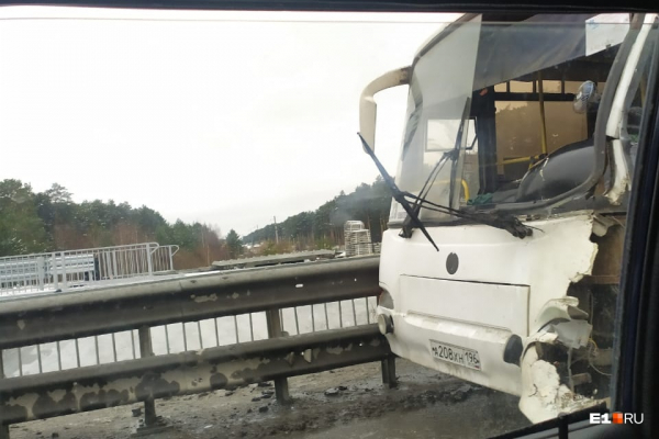 Ледяной апокалипсис: из-за гололеда в Екатеринбурге случились десятки ДТП и не могут сесть самолеты