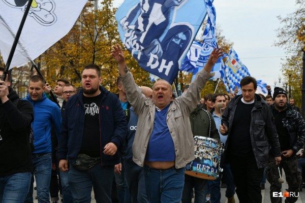 Кричалки, файеры и флаги: футбольные фанаты устроили шествие от «Пассажа» до Центрального стадиона