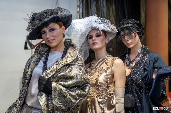 С закрытыми ртами и глазами, но в купальниках: самые яркие образы «Недели моды» в Екатеринбурге С закрытыми ртами и глазами, но в купальниках: самые яркие образы «Недели моды» в Екатеринбурге