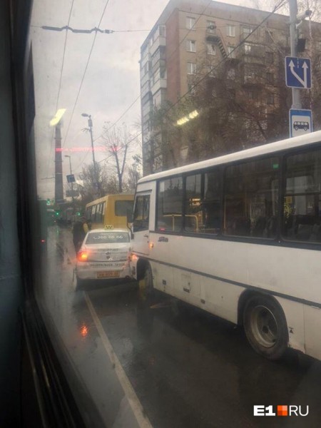 Ледяной апокалипсис: из-за гололеда в Екатеринбурге случились десятки ДТП и не могут сесть самолеты