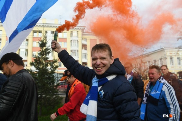 Кричалки, файеры и флаги: футбольные фанаты устроили шествие от «Пассажа» до Центрального стадиона