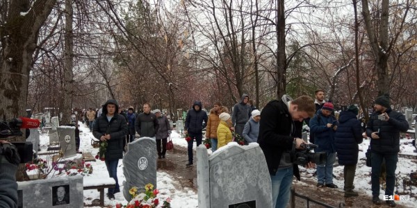 Гроб завалили цветами: в Каменске-Уральском похоронили Ксению Каторгину, убитую из-за Audi