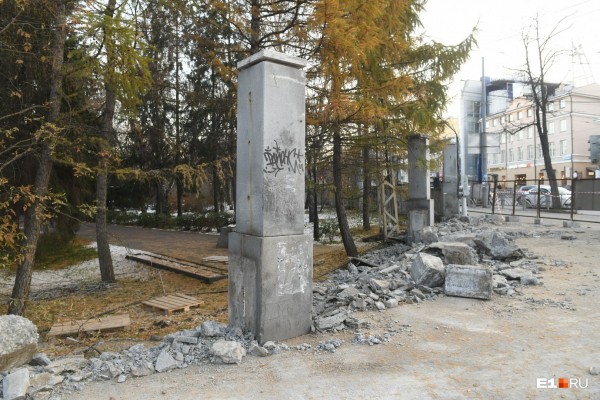 От него почти ничего не осталось: строительная техника разрушила забор дендрария у «Гринвича»