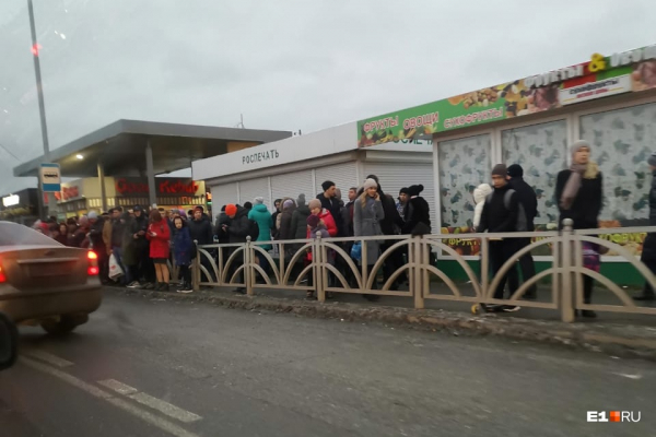 Ледяной апокалипсис: из-за гололеда в Екатеринбурге случились десятки ДТП и не могут сесть самолеты