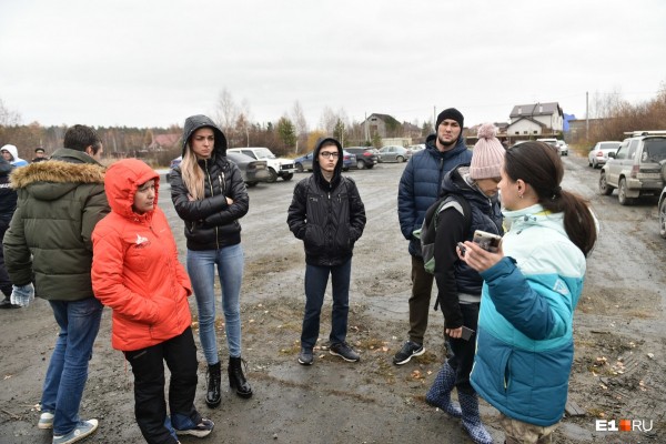 «Стеной проходим территорию, ворошим тряпки»: волонтеры ищут пропавшую Ксению Каторгину