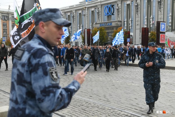 Кричалки, файеры и флаги: футбольные фанаты устроили шествие от «Пассажа» до Центрального стадиона