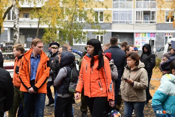 «Стеной проходим территорию, ворошим тряпки»: волонтеры ищут пропавшую Ксению Каторгину