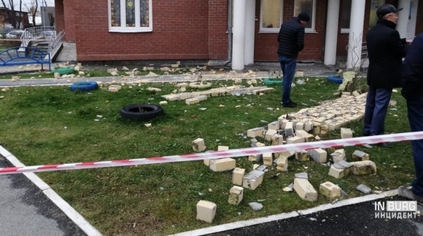 В Пионерском районе с дома обвалилась часть стены