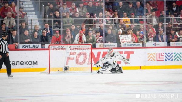 «Автомобилист» обыграл «Трактор» на домашнем льду (ФОТО)