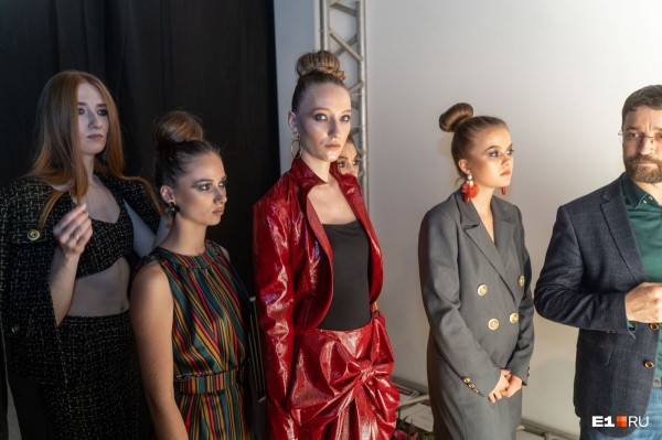 С закрытыми ртами и глазами, но в купальниках: самые яркие образы «Недели моды» в Екатеринбурге С закрытыми ртами и глазами, но в купальниках: самые яркие образы «Недели моды» в Екатеринбурге