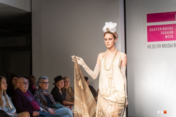 С закрытыми ртами и глазами, но в купальниках: самые яркие образы «Недели моды» в Екатеринбурге С закрытыми ртами и глазами, но в купальниках: самые яркие образы «Недели моды» в Екатеринбурге